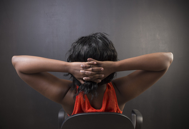Νότια αφρικανική ή αφροαμερικάνων γυναίκα δάσκαλος ή μαθητής χαλαρώνοντας σε καρέκλα - Φωτογραφία, εικόνα