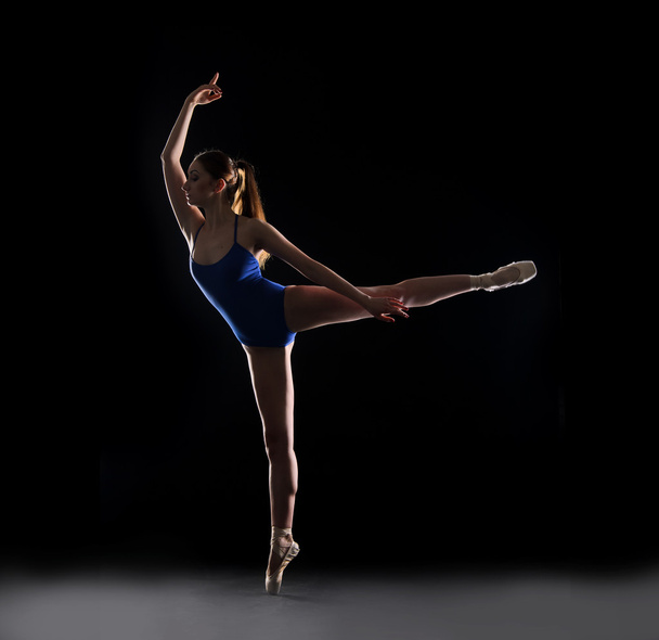 χορευτής μπαλέτου με μπλε μαγιό  - Φωτογραφία, εικόνα