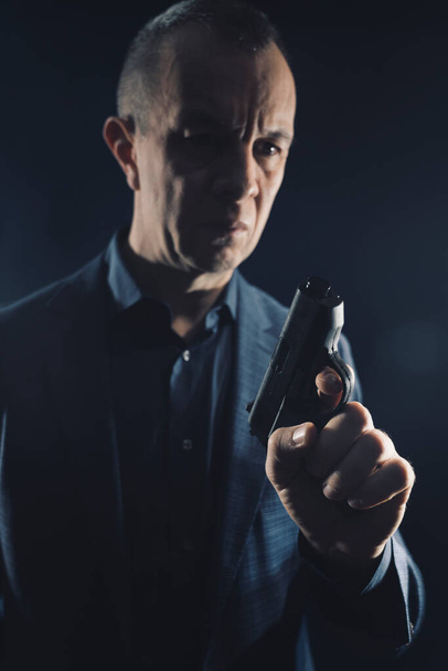 Assasin Spion Killer mit Handfeuerpistole im eleganten Anzug und Hemdbuch-Thriller-Cover. - Foto, Bild