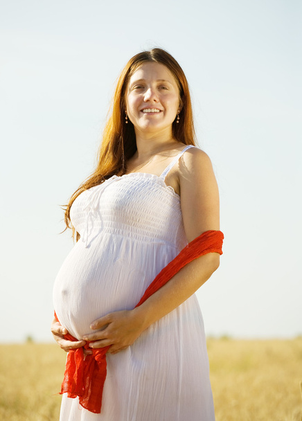 S pregnant woman in cereal field - Fotoğraf, Görsel