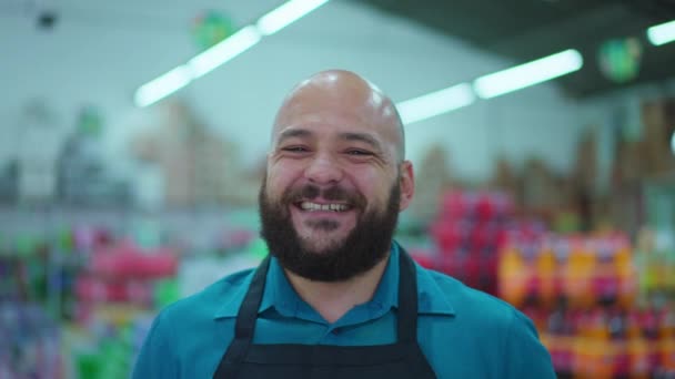 homme souriant avec une barbe dans un supermarché - Séquence, vidéo