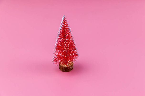 Joulukuusi pastellin pinkillä taustalla. Joulun tai uudenvuoden konsepti. Minimaalinen suunnittelu - Valokuva, kuva