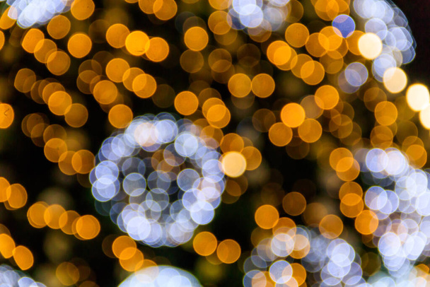 Abstrakter Hintergrund. Verschwommene bunte Kreise Bokeh der Weihnachtsbeleuchtung - Foto, Bild