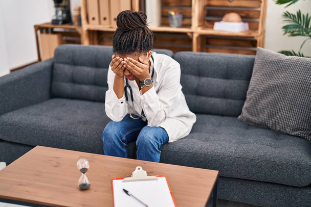 Αφροαμερικανή γυναίκα γιατρός ασθενής τόνισε έχοντας συνεδρία ψυχολογίας στο κέντρο ψυχολογίας - Φωτογραφία, εικόνα