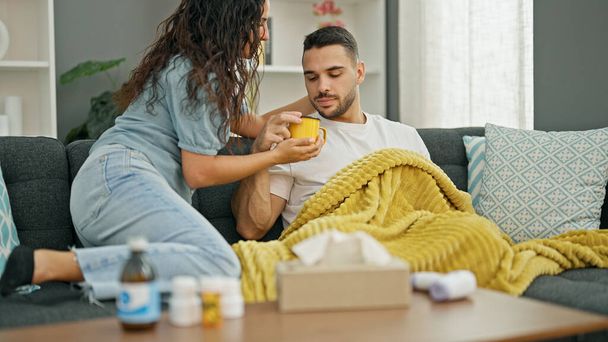 Mann und Frau krank auf Sofa zu Hause - Foto, Bild
