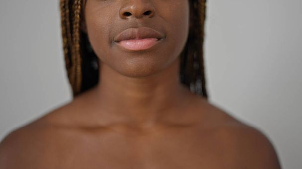 Afrikai amerikai nő áll komoly arc felett elszigetelt fehér háttér - Fotó, kép