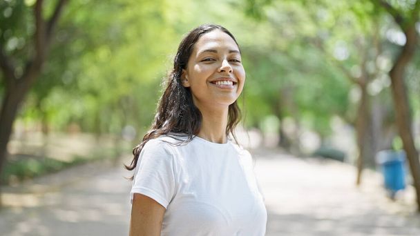donna afroamericana sorridente fiducioso in piedi al parco - Foto, immagini