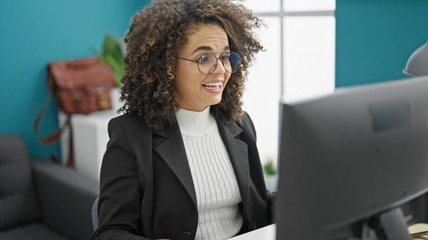 Młoda piękna latynoska kobieta biznes pracownik za pomocą komputera pracy w biurze - Zdjęcie, obraz