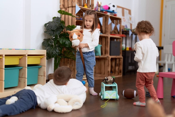 Grupo de niñas y niños jugando con juguetes en el jardín de infantes - Foto, imagen