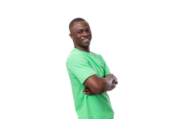 πορτρέτο του νεαρού επιτυχημένου αμερικανού όμορφου άνδρα με πράσινο μπλουζάκι και τζιν. - Φωτογραφία, εικόνα