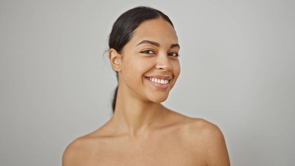 afroamericano donna sorridente fiducioso in piedi senza maglietta su isolato sfondo bianco - Foto, immagini