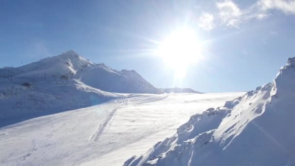 Катание на лыжах на зимнем горнолыжном курорте в австрийских Альпах. Ледник Хинтертуксера. Зимние пейзажи солнца, снега и лыжников. - Кадры, видео
