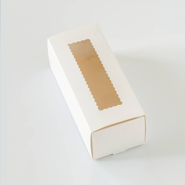 カップケーキの箱、白い背景に隔離されたお菓子のオブジェクト - 写真・画像