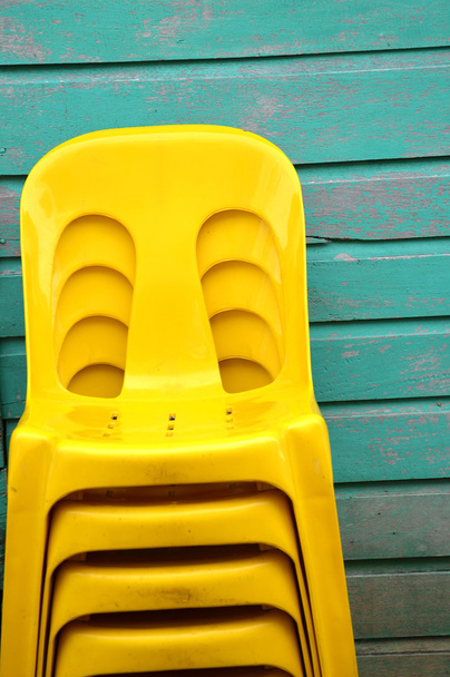 pila silla de plástico
 - Foto, Imagen
