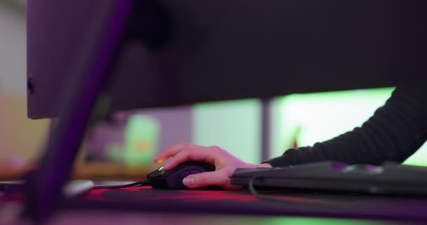 Klawiatura, mysz i kobieta gracz ręce w pokoju neon do gier futurystyczny obszar roboczy, gry wideo i online cyber streaming. Gen z, cyberpunk streamer lub programista z grami w ciemnym biurze. - Materiał filmowy, wideo