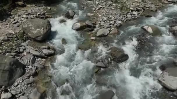Dağdaki nehir, doğa arkaplanı - Video, Çekim