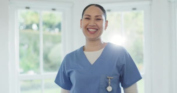 Verpleegster, gezicht en glimlach of zorg werken trots, welkom of over ons. Vrouwelijke persoon, verzorger en portret voor gelukkige werknemer of vertrouwen in kliniek faciliteit, hulp voor betrouwbare hulp. - Video