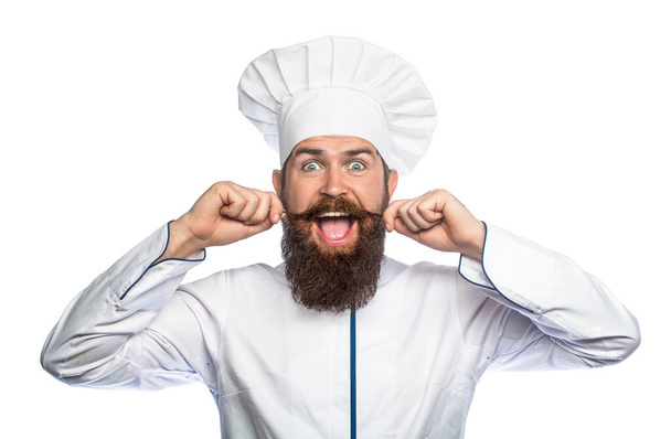Portret van een gelukkige kok. Kook hoed. Baardkok, koks of bakker. Baard mannelijke koks geïsoleerd op wit. Grappige kok met baard kok. Een man met een baard en een snor met een slabbetje. Luierman. - Foto, afbeelding