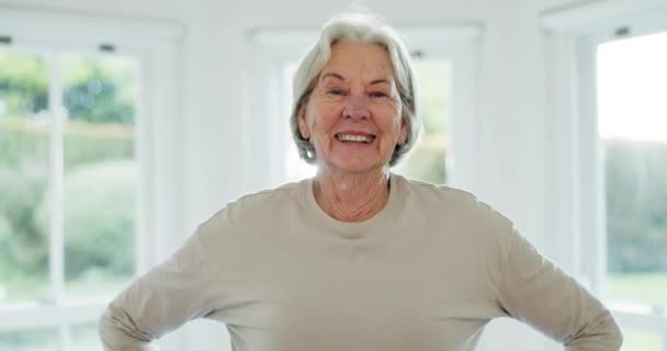 Šťastná, úsměv a tvář seniorky v domově důchodců s veselou, radost a relaxovat v domě. Okno, obývací pokoj a portrét starší osoby s jistotou, klidem a štěstím v dopoledních hodinách. - Záběry, video