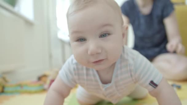 Egy kisbaba játszani akar. Középső felvétel - Felvétel, videó