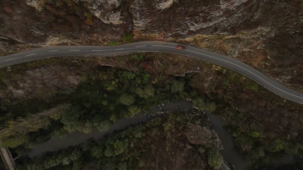 auto rijden op oude bergketen natuur luchtfoto in de herfst dag in de buurt van Knjazevac Servië top down  - Video