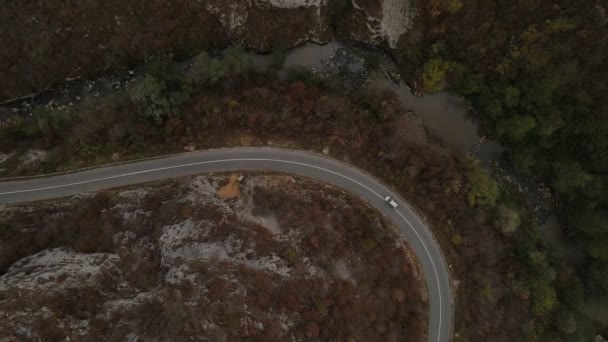 auto rijden op oude bergketen natuur luchtfoto in de herfst dag in de buurt van Knjazevac Servië top down  - Video