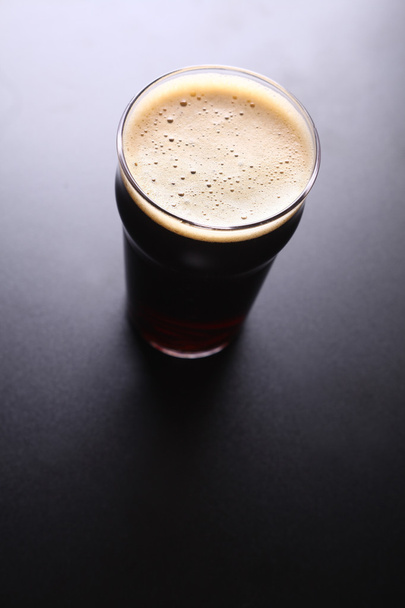 Pint glass of beer - Фото, зображення