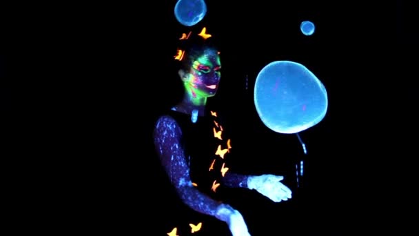 Fiatal nő, ami a csoport buborékok - Felvétel, videó