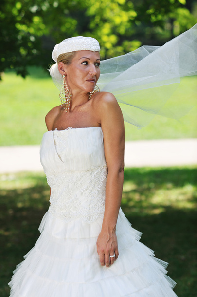 Beautiful bride outdoor - Valokuva, kuva