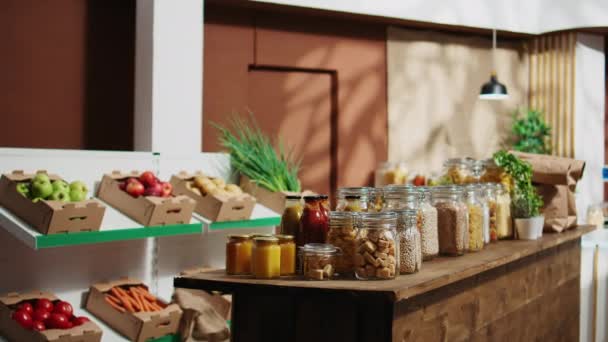 Dolly kuvassa hiilineutraali nolla jätteet supermarket hedelmiä, vihanneksia, jyviä, mausteita ja pastaa esillä. Tyhjä vähähiilinen jalanjälki lähikauppa - Materiaali, video