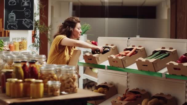 Žena používající papírový sáček v supermarketu s nulovým odpadem na nákup ekologické zeleniny. Nákupy zákazníků v ekologickém místním obchodě se sousedy bez použití plastové politiky - Záběry, video
