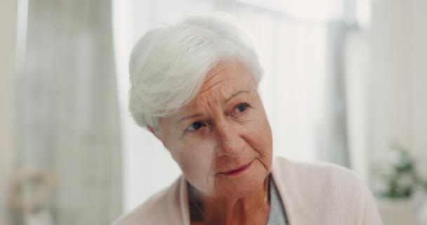 Νοσηλευτική κατοικία, παράθυρο και ηλικιωμένη γυναίκα σκέφτεται για το μέλλον, συνταξιοδότηση ή άγχος για τον προγραμματισμό της ζωής και την υγειονομική περίθαλψη. Σοβαρό, πρόσωπο και ηλικιωμένο άτομο με απόφαση, όραμα ή ιδέες το πρωί. - Πλάνα, βίντεο