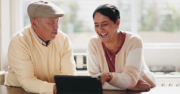 Tablet, otthon és idősek nevetnek együtt web, online vagy website vicc kötődés és élvezze a nyugdíjba vonulás. Technológia, alkalmazás és vicces idős emberek a konyhában, vagy férfi és nő streaming. - Felvétel, videó