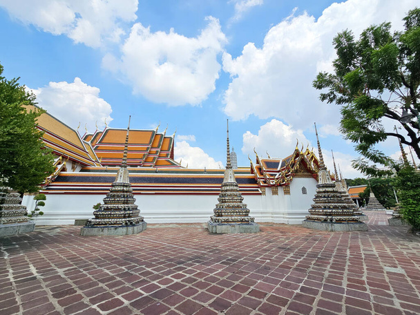Pagodas antiguas en el templo de Wat Pho, Bangkok Tailandia
. - Foto, imagen
