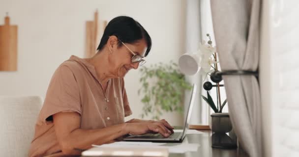 Home-Laptop, Dokumente und Senior glücklich Frau mit auf Web-Recherche, Bankkontorechnungen oder Suche Ruhestand Informationen. Finanzen, Ersparnisse oder ältere Menschen lächeln, lesen oder tippen Finanzhaushaltsplan. - Filmmaterial, Video