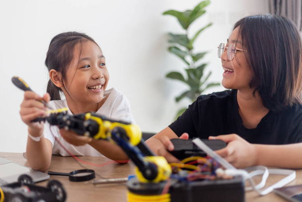 Просвітники навчаються вдома, кодуючи роботові автомобілі та електронні кабелі в STEM. побудова роботів в домашніх умовах - Фото, зображення