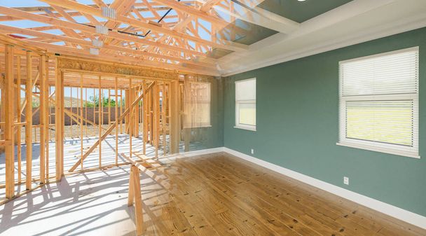 Antes y después Interior de la casa Construcción de madera Estructura y acabado Construir. - Foto, imagen