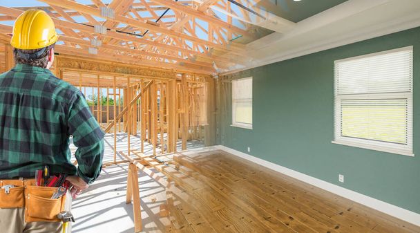 Bauunternehmer vor und nach der Innenausstattung des Hauses Holzkonstruktion Rahmen und Fertigbau. - Foto, Bild