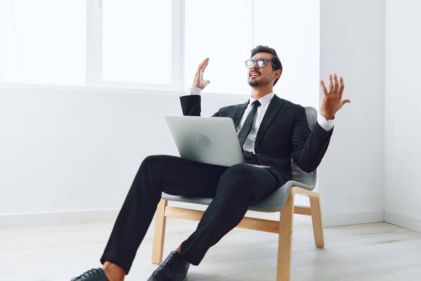 Man vállalati iroda vezető győztes foglalkozás technológia kifejezés pozitív internet fiatal boldog fehér háttér izgatott üzletember laptop felnőtt munka üzleti szék - Fotó, kép