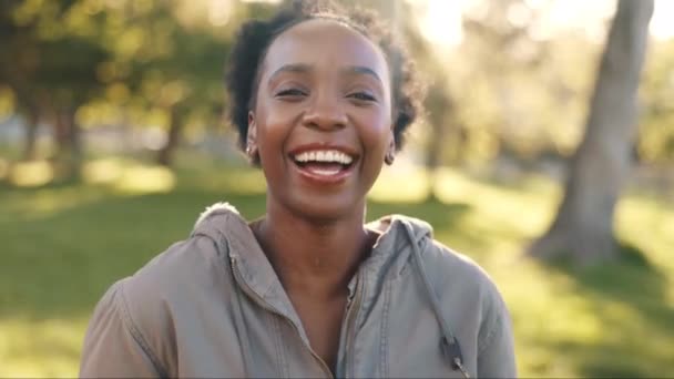 Фэйс, фитнес и чернокожая женщина, смеющаяся над парком во время тренировки для здоровья или хорошего самочувствия летом. Портрет, упражнения и улыбка с веселым молодым человеком в поле для тренировки в качестве бегуна. - Кадры, видео
