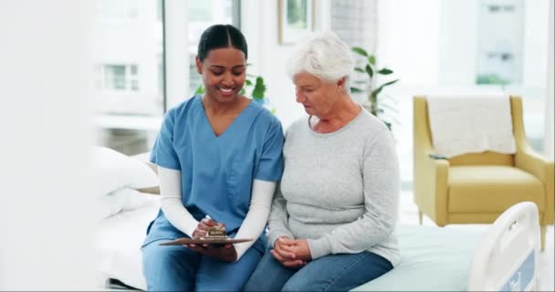 Opieka zdrowotna, notatnik i pielęgniarka rozmawiają ze starszą kobietą w szpitalu na konsultację lekarską. Profesjonalna, kontrolna i chora pacjentka w podeszłym wieku rozmawiająca z lekarzem w klinice medycznej - Materiał filmowy, wideo