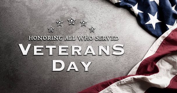 Happy Veterans Day koncept z americké vlajky a text na pozadí z tmavého kamene. - Fotografie, Obrázek