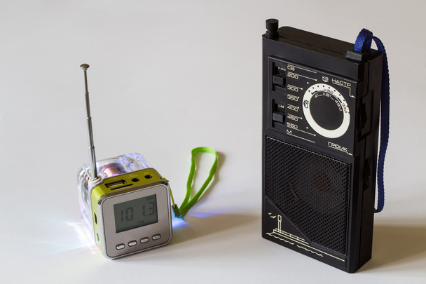 Hordozható rádióvevő készülékek. Régi és új. - Fotó, kép