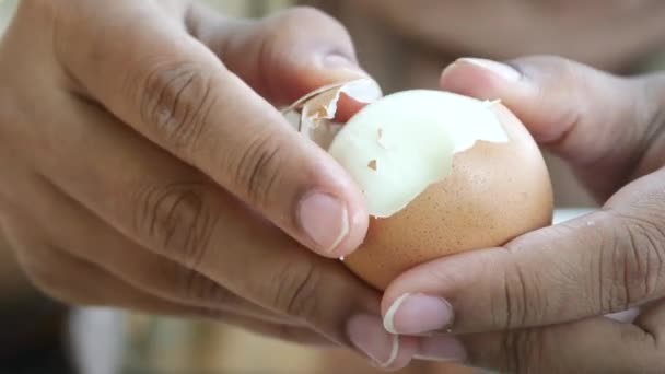 naisten käsi täydellisesti kuoritut keitetyt munat . - Materiaali, video