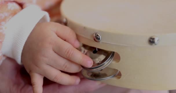 Un 2x cámara lenta de manos de niños con pandereta primer plano de mano. Imágenes de alta calidad de 4k. 02.17.2023 - Metraje, vídeo