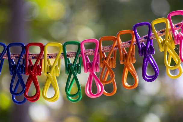 Colorido clothespins fundo no quintal - Foto, Imagem