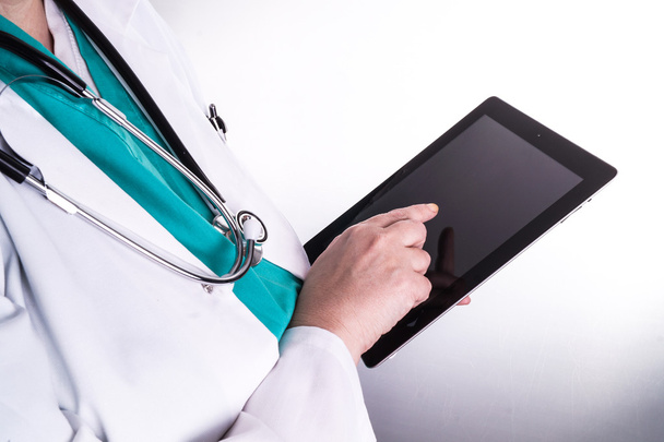 Vrouwelijke arts die een digitale tablet gebruikt - Foto, afbeelding