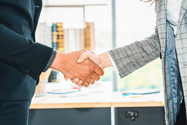 Podnikatelé si potřásají rukou v kanceláři firmy, což svědčí o profesionální dohodě o finanční smlouvě. Jivy - Fotografie, Obrázek
