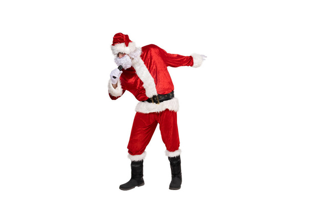 PNG Santa Claus cantando en un micrófono, aislado sobre fondo blanco. - Foto, imagen