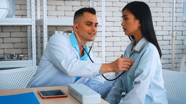 Doctor in professional uniform examining patient at hospital or medical clinic. Health care , medical and doctor staff service concept. Jivy - Foto, Imagem